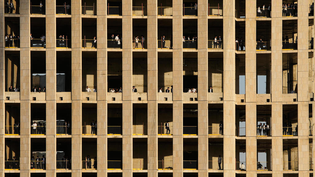 Участники акции в строящемся доме (Фото: AP Photo/Ohad Zwigenberg) מחאת חרדים בירושלים