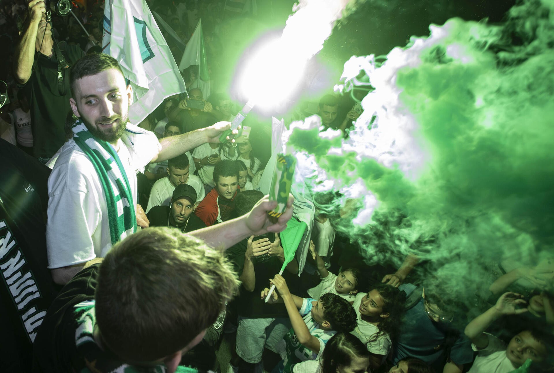 הוא ירוק. עם צעיף של מכבי חיפה ואבוקה, מתן אנגרסט חוזר הביתה 