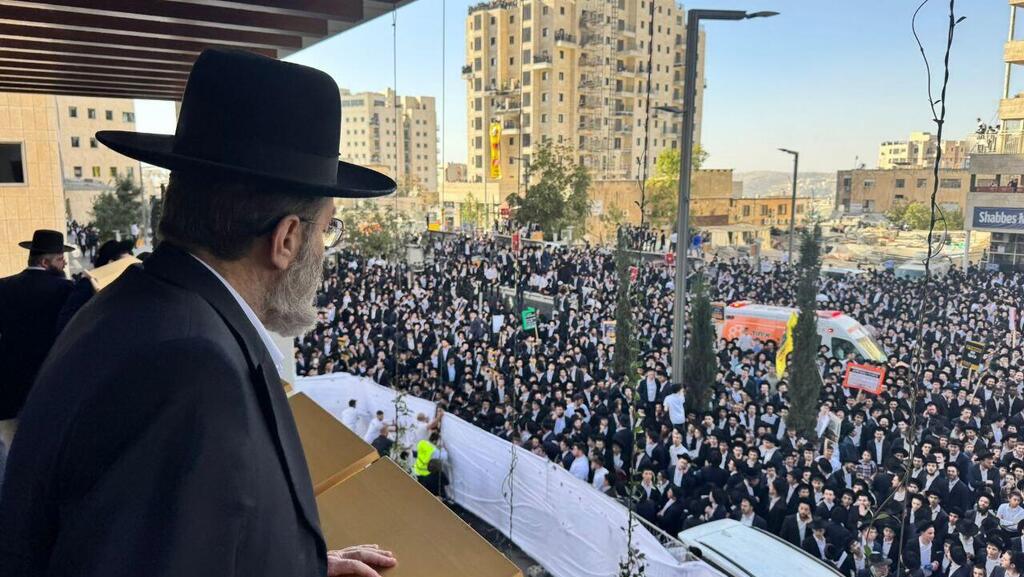 Моше Гафни на акции протеста (Фото: Шило Фрид) משה גפני מול ההמון