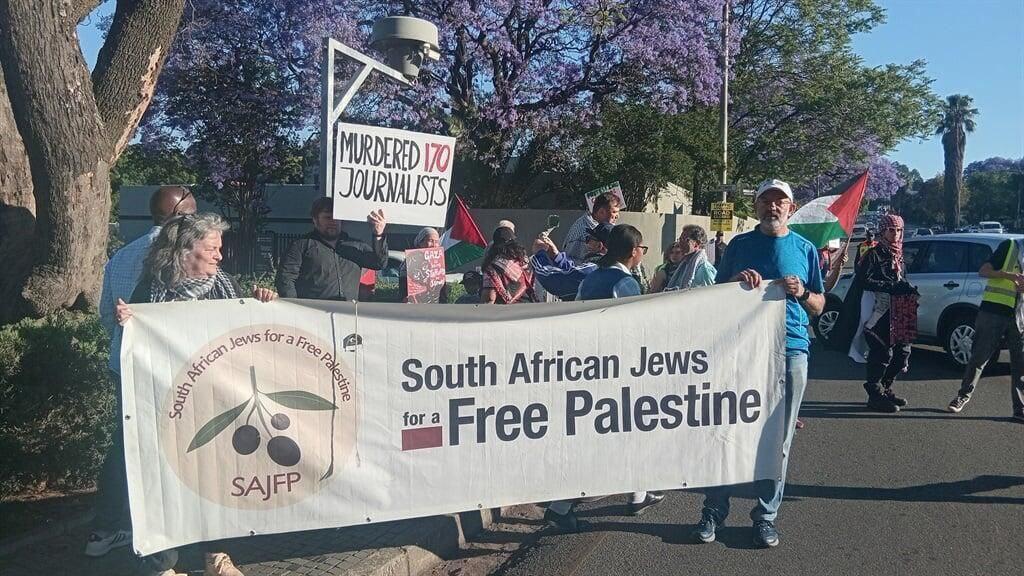 גם קבוצה יהודית הפגינה