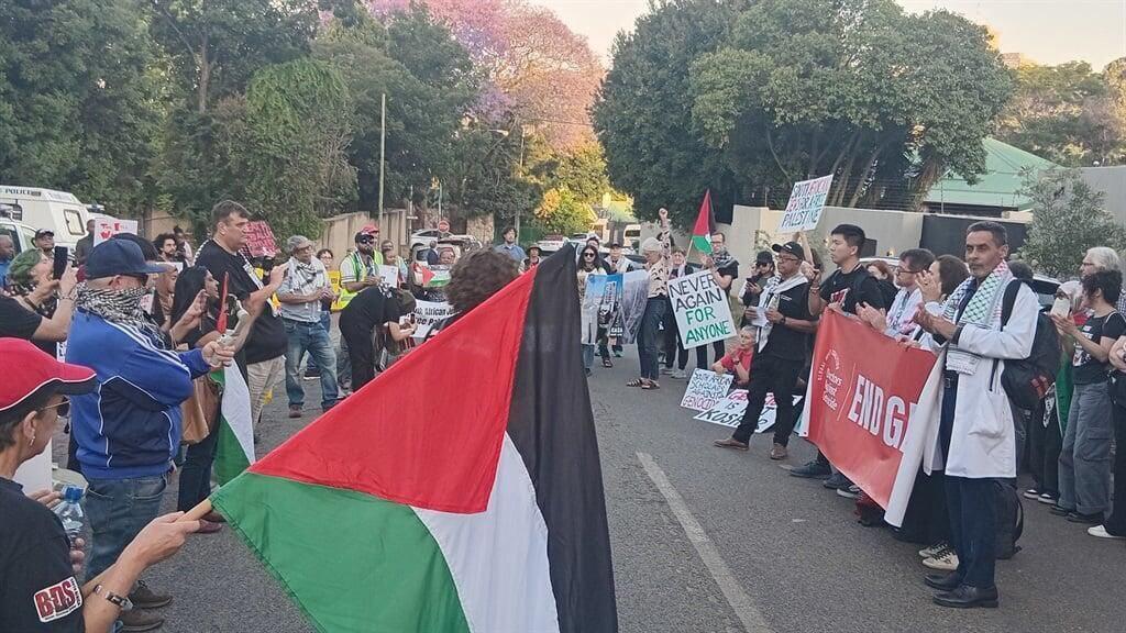 ההפגנה מחוץ למוזיאון