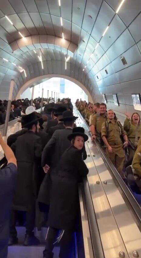 המוני נוסעים חרדים עומסים תחבורה ציבורית רכבת בדרך לירושלים לעצרת