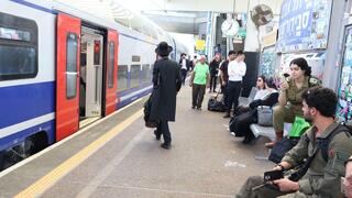 חרדים תחנת רכבת סבידור מרכז בדרך לעצרת בירושלים
