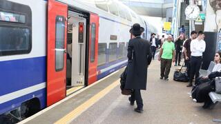 חרדים תחנת רכבת סבידור מרכז בדרך לעצרת בירושלים