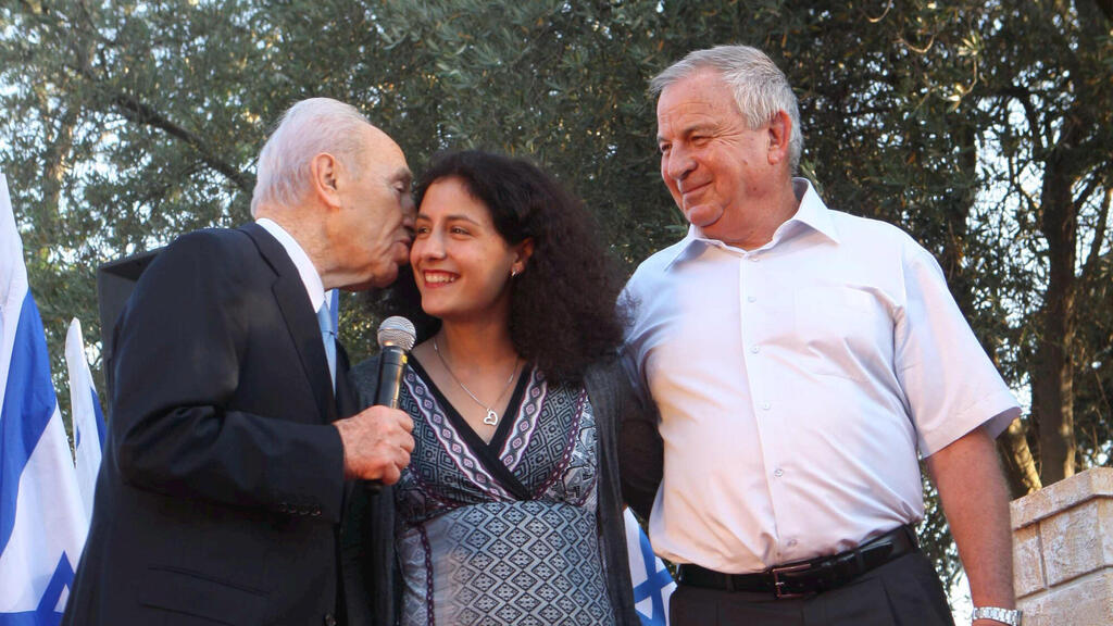 יסמין פיינגולד עם אבי טויבין שהציל אותה והנשיא שמעון פרס שהעניק לו את אות המתנדב