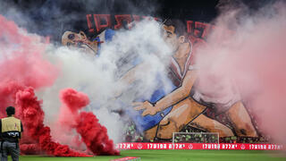 אבוקות בהפועל ת"א נגד מכבי ת"א