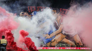 אבוקות בהפועל ת"א נגד מכבי ת"א