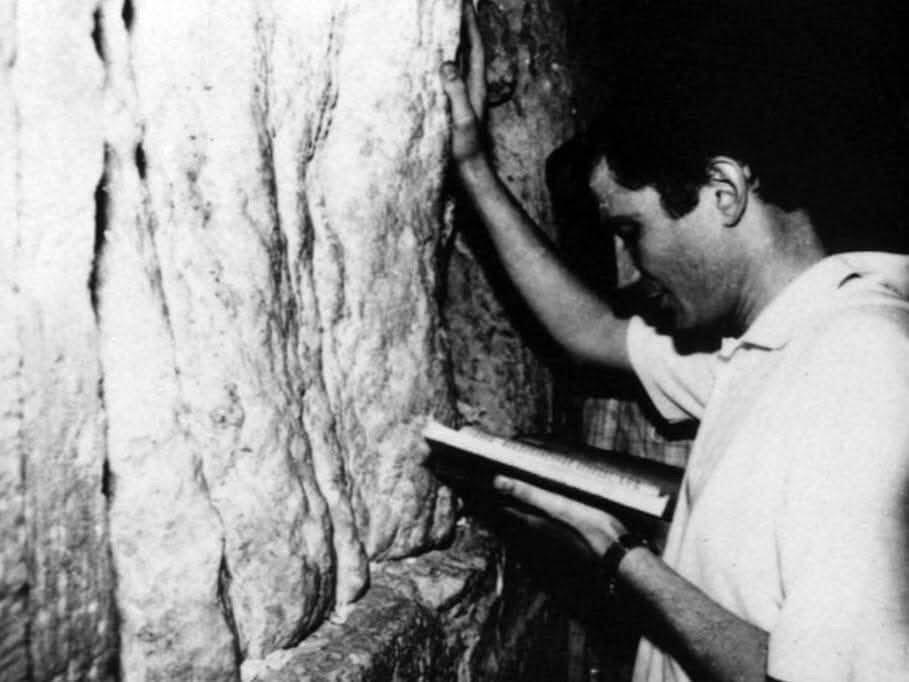 Юлий Эдельштейн у Стены плача в Иерусалиме через три часа после репатриации (Фото из личного архива) Юлий Эдельштейн. Сразу после репатриации в Израиль