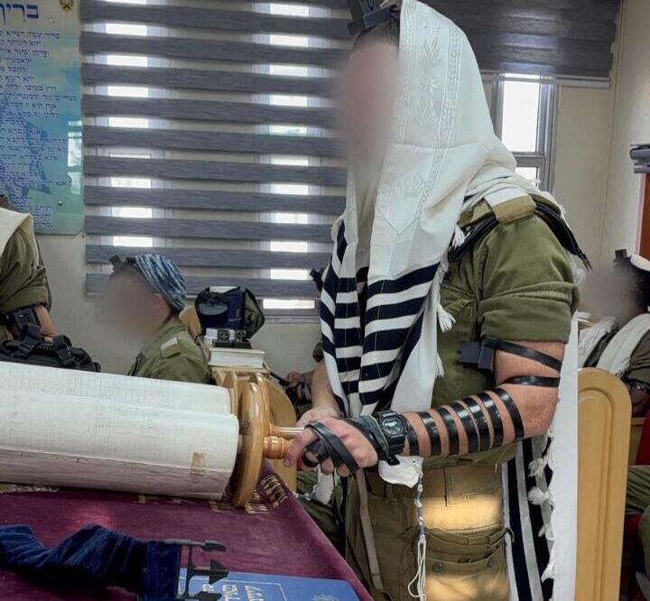 רפאל מייזל בתפילה