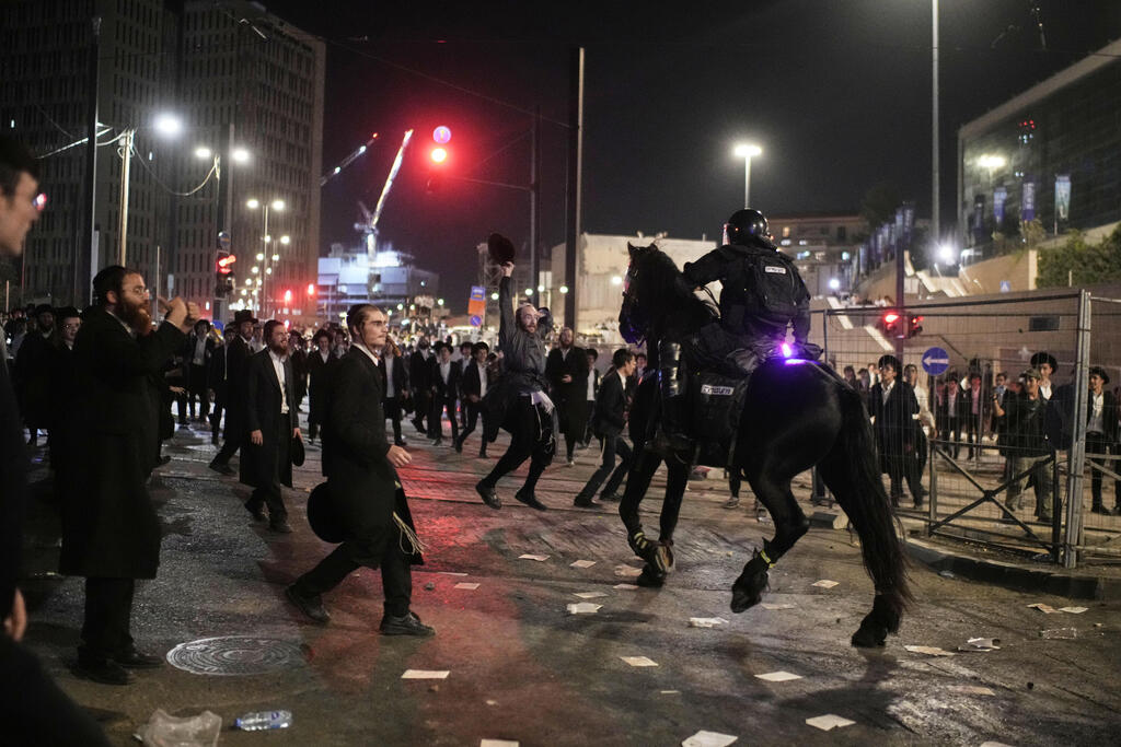 Ultra-Orthodox anti-draft protest (Photo: AP Photo/Leo Correa) מחאת חרדים בירושלים