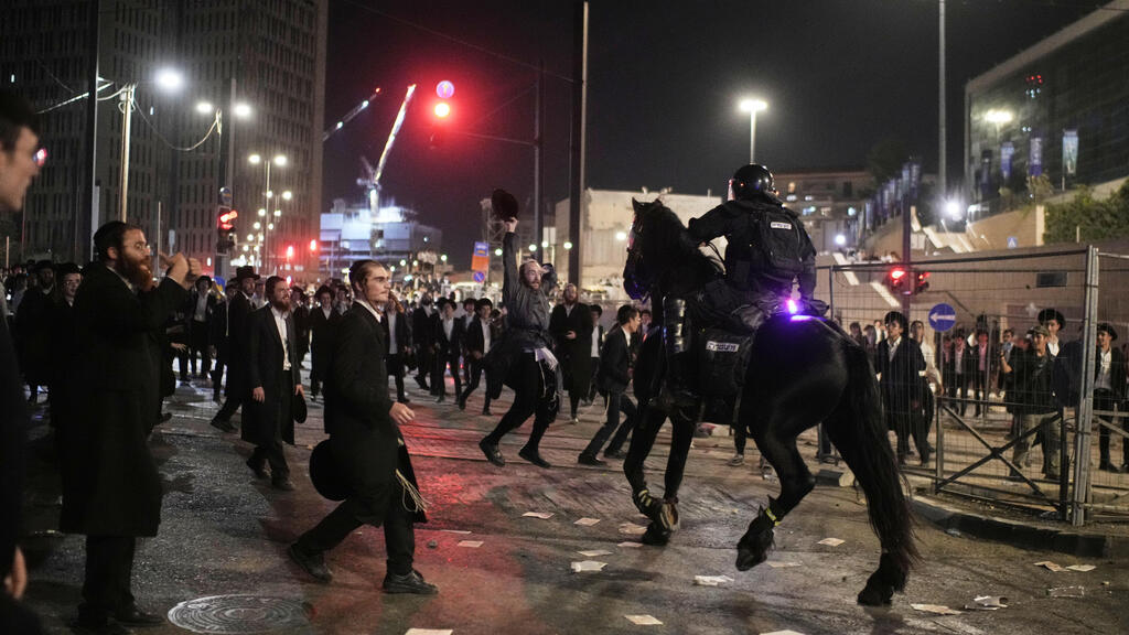 Столкновения в Иерусалиме (Фото: AP Photo/Leo Correa) מחאת חרדים בירושלים