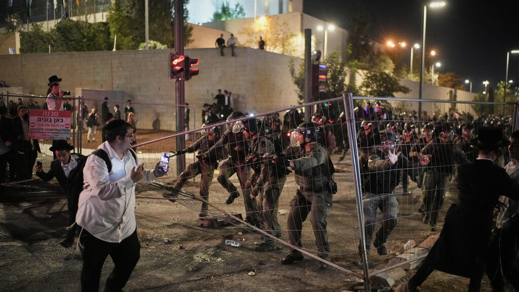 Столкновения в Иерусалиме (Фото: AP Photo/Leo Correa) מחאת חרדים בירושלים