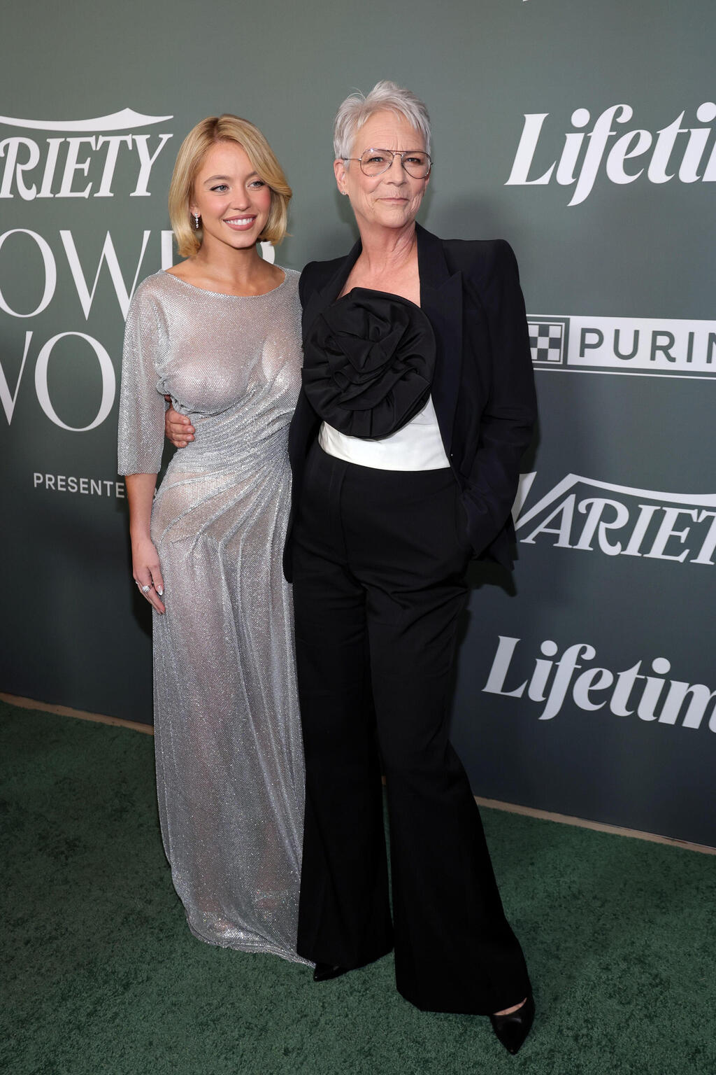 Photo: Reuters/Mario Anzuoni סידני סוויני וג'יימי לי קרטיס באירוע הכוח הנשי של וראייטי, 2025