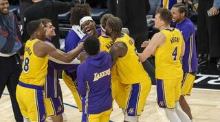 הלייקרס חוגגים עם ריבס