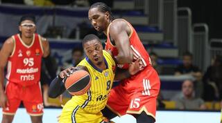 לוני ווקר בפעולה