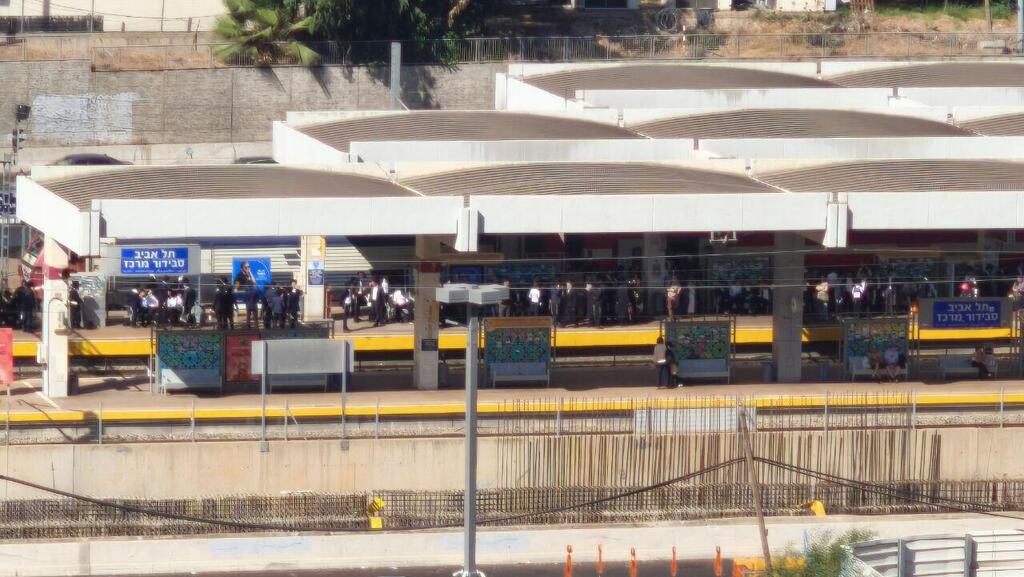Haredi men boarding the trains in Tel Aviv המוני נוסעים חרדים עומסים תחבורה ציבורית רכבת סבידור מרכז ת"א