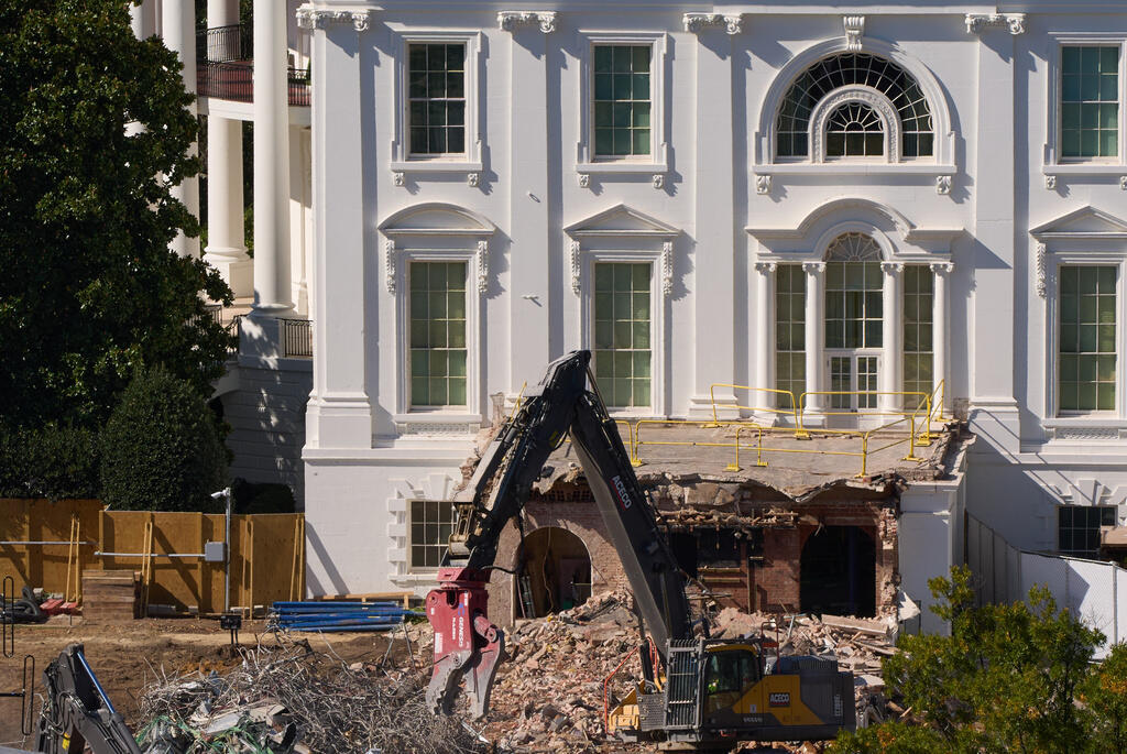 Renovation work in the East Wing of the White House in preparation for the construction of the new ballroom (Photo: AP Photo/Jacquelyn Martin) עבודות שיפוץ באגף המזרחי של הבית הלבן, כהכנה להקמת אולם הנשפים החדש