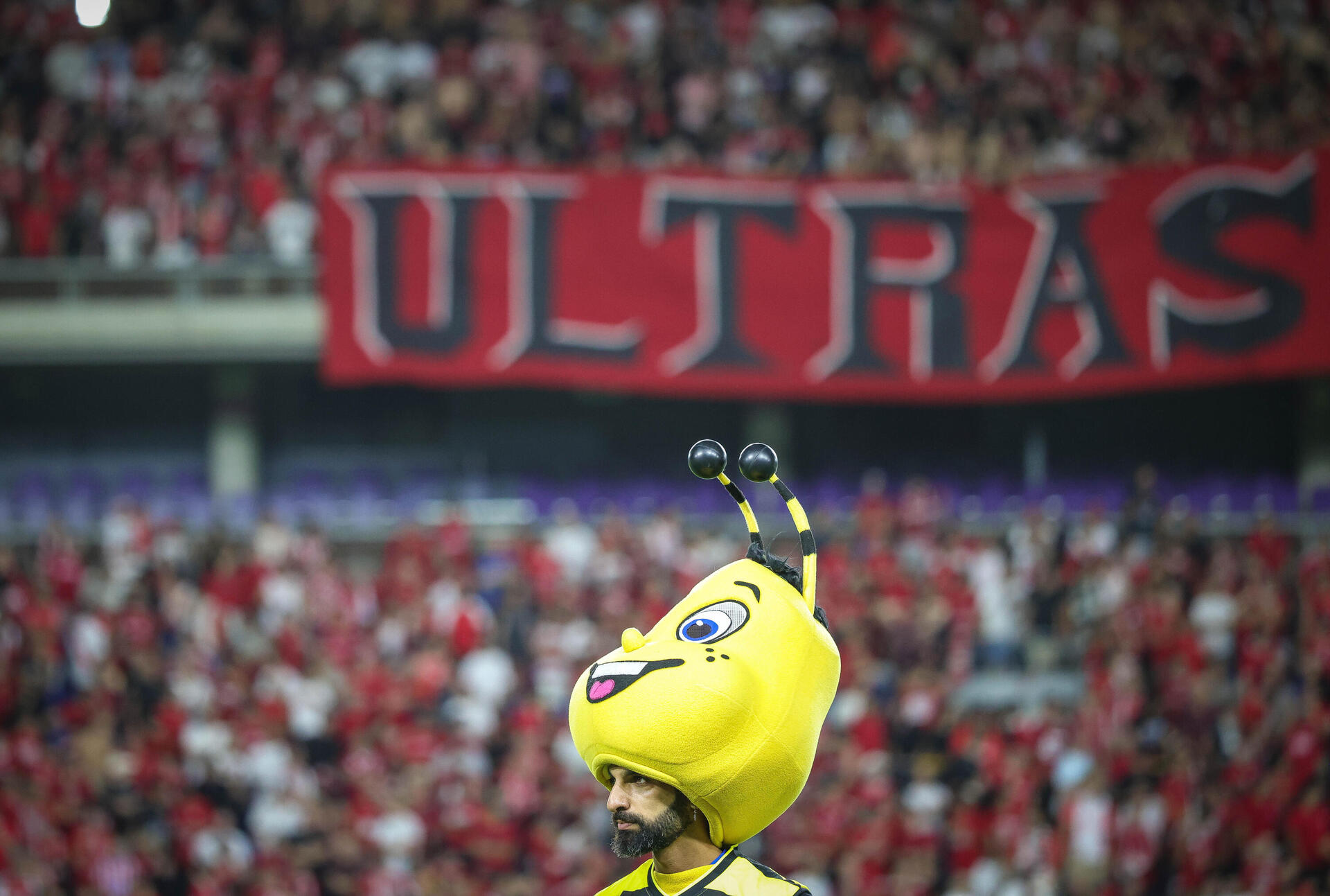 מנוחת הקמע. במשחק של מכבי נתניה מול הפעל ת"א, הקמע הצהוב לוקח קצת אוויר 