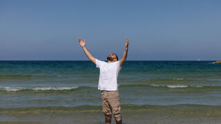משוחרר. שגב כלפון מרגיש את החופש בחוף הים 