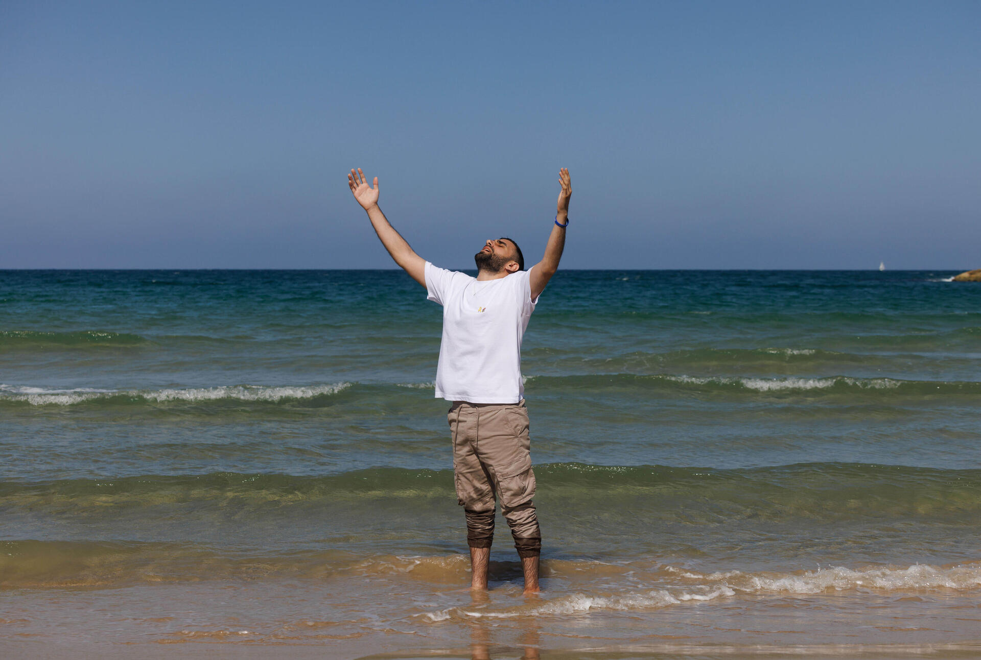משוחרר. שגב כלפון מרגיש את החופש בחוף הים 