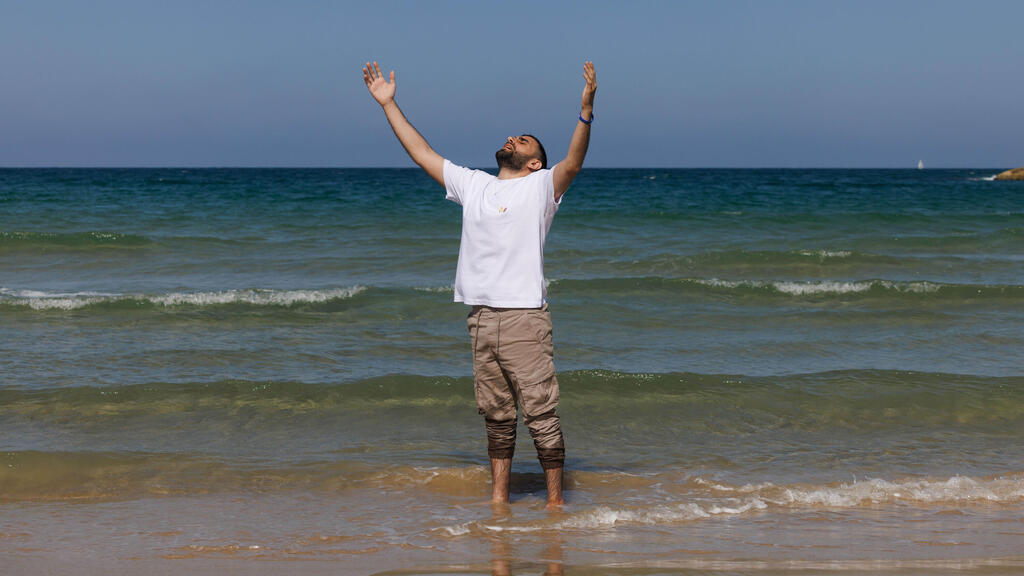Segev Kalfon at the beach for the first time since the return from Hamas captivity (Photo: Ziv Koren) משוחרר. שגב כלפון מרגיש את החופש בחוף הים