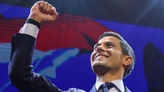 רוב יטן מנהיג מפלגת המרכז D66 באירוע ניצחון בחירות הולנד בעיר ליידן