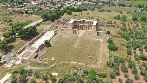 מבט אווירי על שרידי העיר סרדיס בטורקיה, כשבתמונה ניתן לראות את קומפלקס המרחץ-ספורט המונומנטלי ואת בית הכנסת הגדול ביותר בעולם העתיק