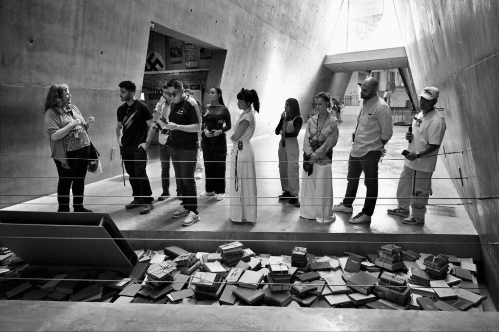 The delegation visits the Yad Vashem Holocaust Museum (Photo: Sasha Gusov) משפיעני רשת מקולומביה נחתו להציג את "ישראל האמיתית"