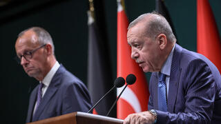 מסיבת העיתונאים של  ארדואן נשיא טורקיה ופרידריך מרץ קאנצלר גרמניה