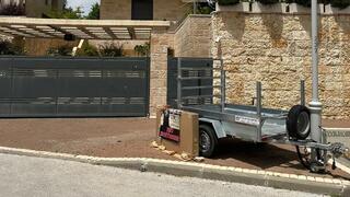 המקום בו התגורר ויטל מישייב במשך שנה מול ביתה של ראש אגף השיקום, שם גם הצית את עצמו 