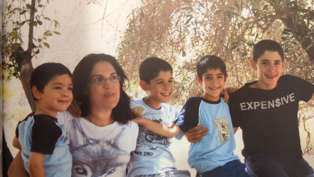 Тами с четырьмя сыновьями גיא, עידן ז"ל, סהר ז"ל תמי וניב