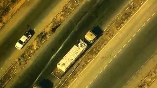 תיעוד של מחבלי חמאס בוזזים משאית סיוע והורגים את הנהג