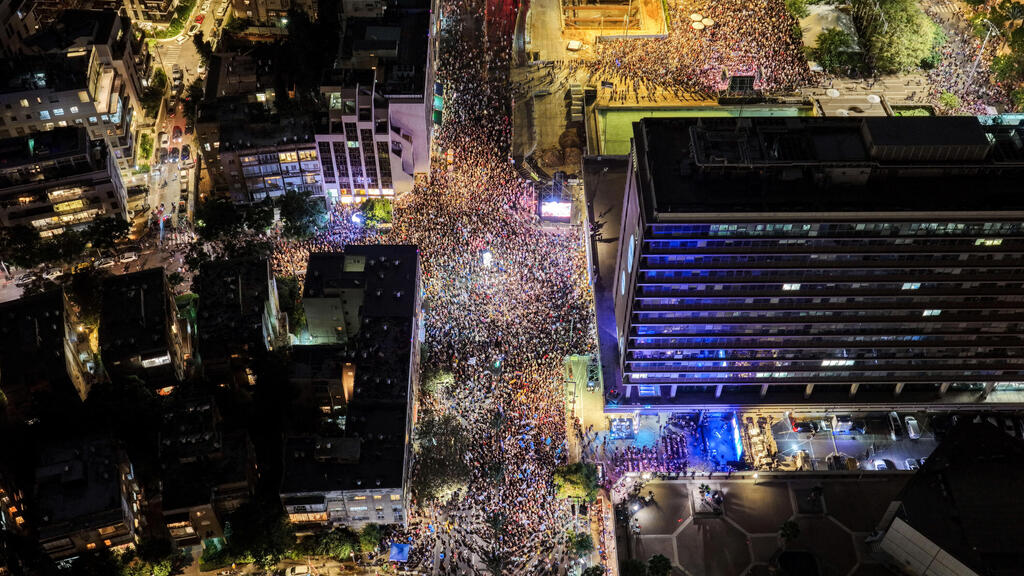 Митинг памяти Рабина в Тель-Авиве (Фото: REUTERS/Ilan Rosenberg) עצרת ה-30 לרצח יצחק רבין בתל אביב