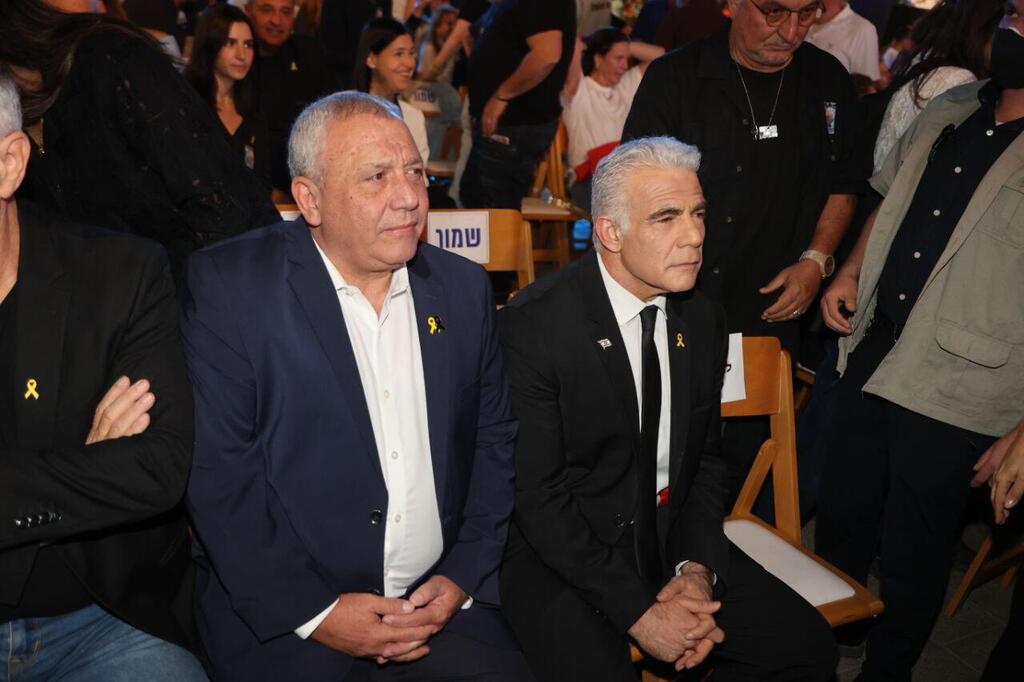 Former IDF chief of staff Gadi Eisenkot and Opposition Leader Yair Lapid (Photo: Moti Kimchi) יאיר לפיד וגדי איזנקוט בעצרת ה-30 לרצח יצחק רבין בתל אביב