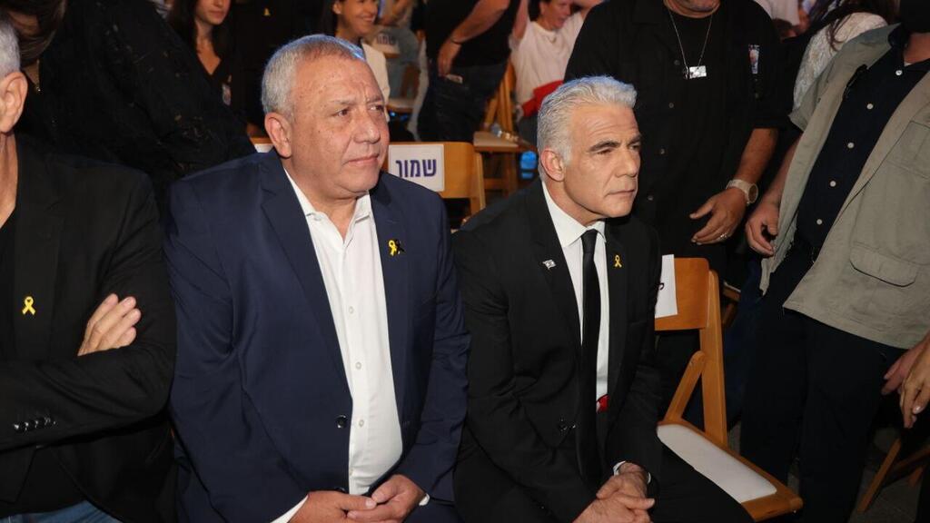 Yair Lapid and Gadi Eisenkot (Photo: Moti Kimchi) יאיר לפיד וגדי איזנקוט בעצרת ה-30 לרצח יצחק רבין בתל אביב