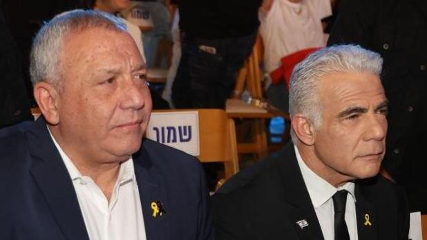 יאיר לפיד וגדי איזנקוט בעצרת ה-30 לרצח יצחק רבין בתל אביב