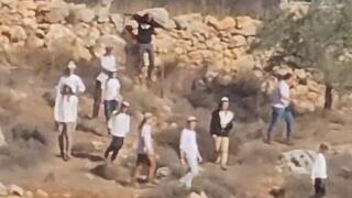 מתנחלים תוקפים פלסטינים באזור שכם