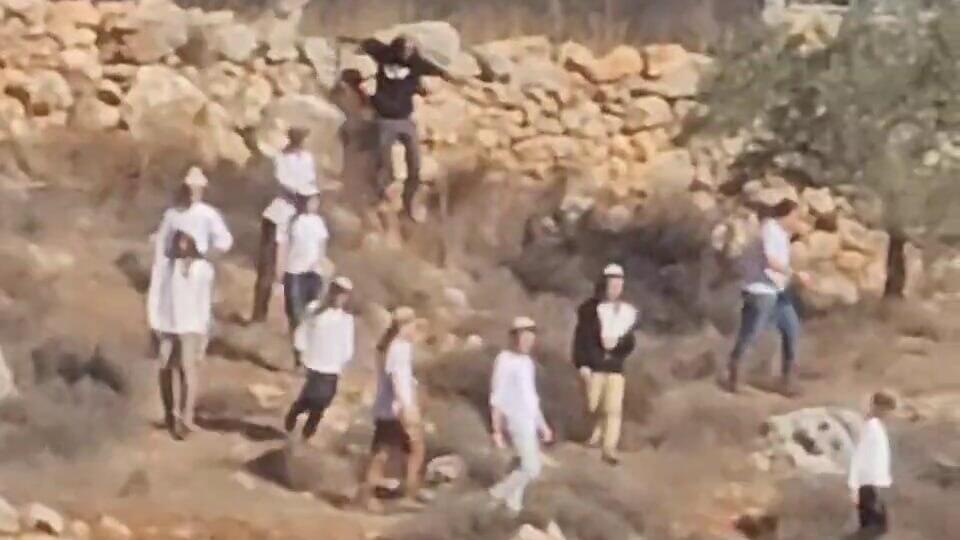 Еврейские поселенцы в районе Шхема מתנחלים תוקפים פלסטינים באזור שכם