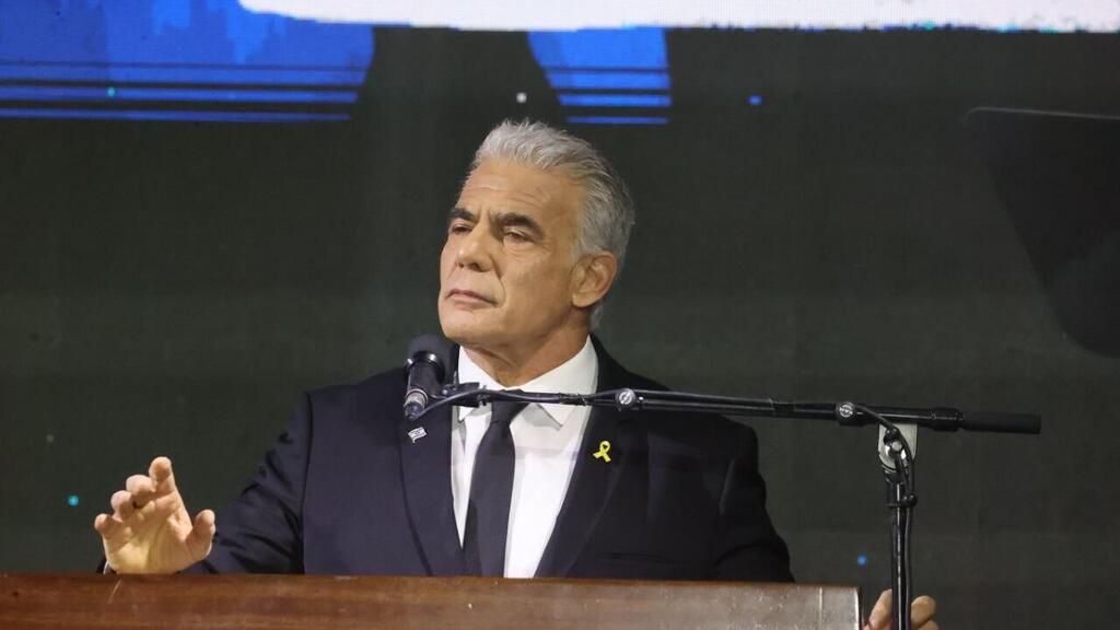 Яир Лапид на митинге памяти Рабина (Фото: Моти Кимхи) יאיר לפיד בעצרת ה-30 לרצח יצחק רבין בתל אביב