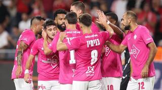 שחקני הפועל תל אביב חוגגים