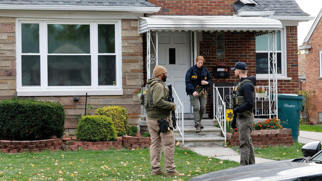 FBI agents in the U.S. city with the largest Muslim population (Photo: Jeff Kowalsky / AFP) סוכני FBI סיכלו פיגוע טרור בהאלווין בהשראת דאעש וביצעו מעצרים בדירבורן, מישיגן