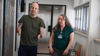 יואב רוקח פן עבר ניתוח השתלת קוצבים עצביים שמסייעים בהפחתת כאב כרוני על ידי ד"ר רות גור במרכז הרפואי שיבא