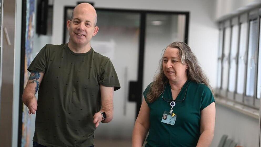 Йоав Роках-Пен и доктор Рут Гур (Фото: Яир Саги) יואב רוקח פן עבר ניתוח השתלת קוצבים עצביים שמסייעים בהפחתת כאב כרוני על ידי ד"ר רות גור במרכז הרפואי שיבא