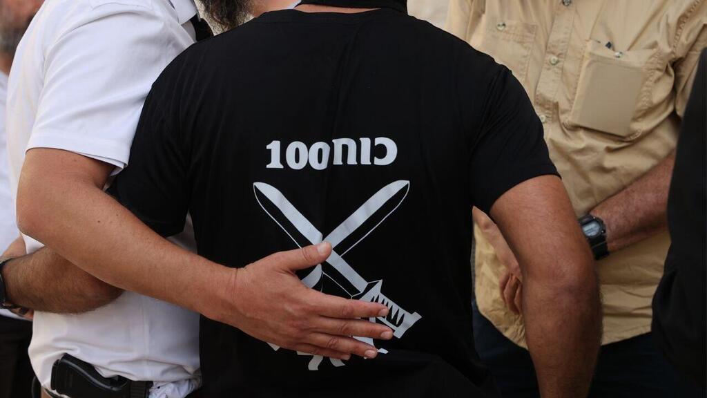 Надпись на футболке: "Сила 100" (Фото: Алекс Коломойский) נאשמי כוח 100 מגיבים לפרשת הפצ"רית