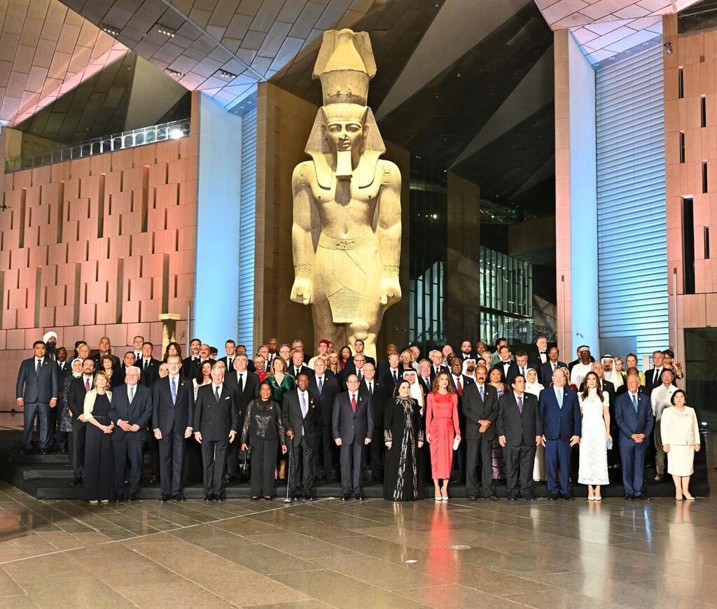 Photo: Egyptian Presidential Office תמונה קבוצתית ליד אחד הפסלים במוזיאון