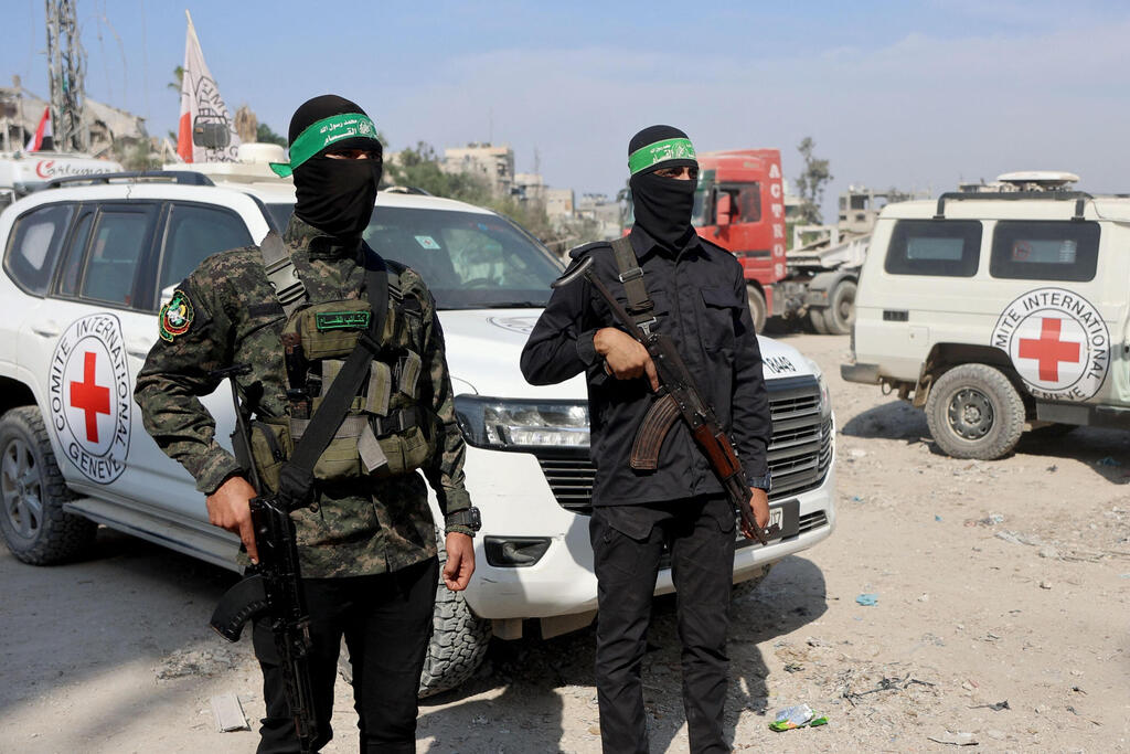 Photo: REUTERS/Dawoud Abu Alkas חיפושים אחרי חללים חטופים בעזה