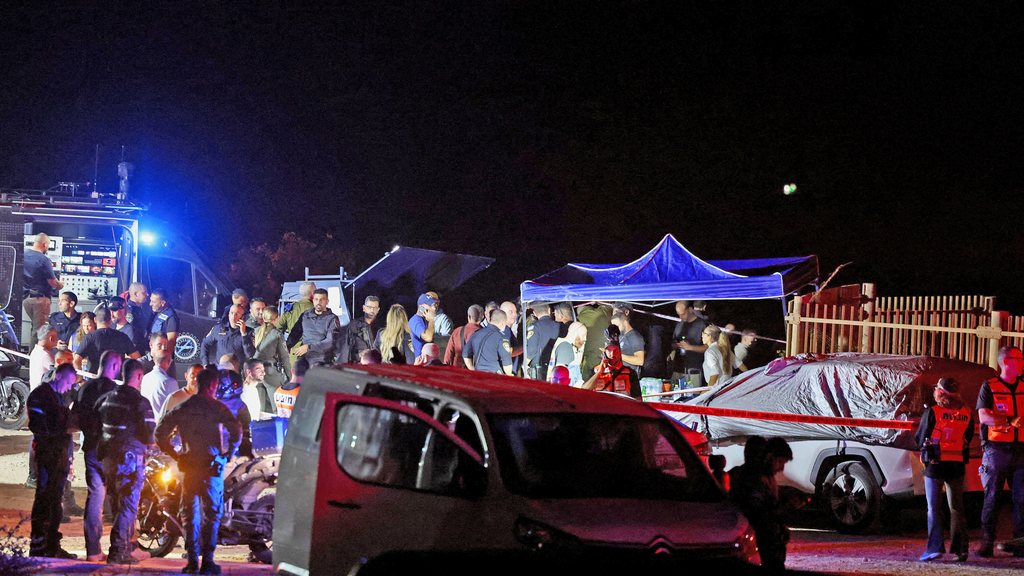 Поиски пропавшей Томер-Йерушалми в районе Герцлии вечером 2 ноября (Фото: REUTERS/Nir Elias) חוף הצוק