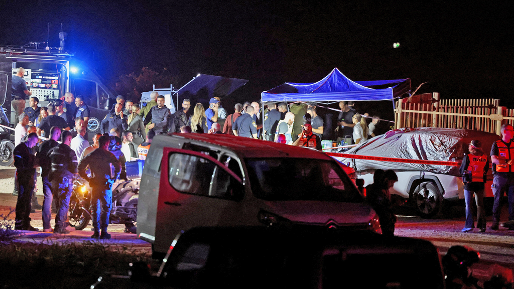 Security and emergency forces near her vehicle located at the beach (Photo: Reuters/Nir Elias) חוף הצוק