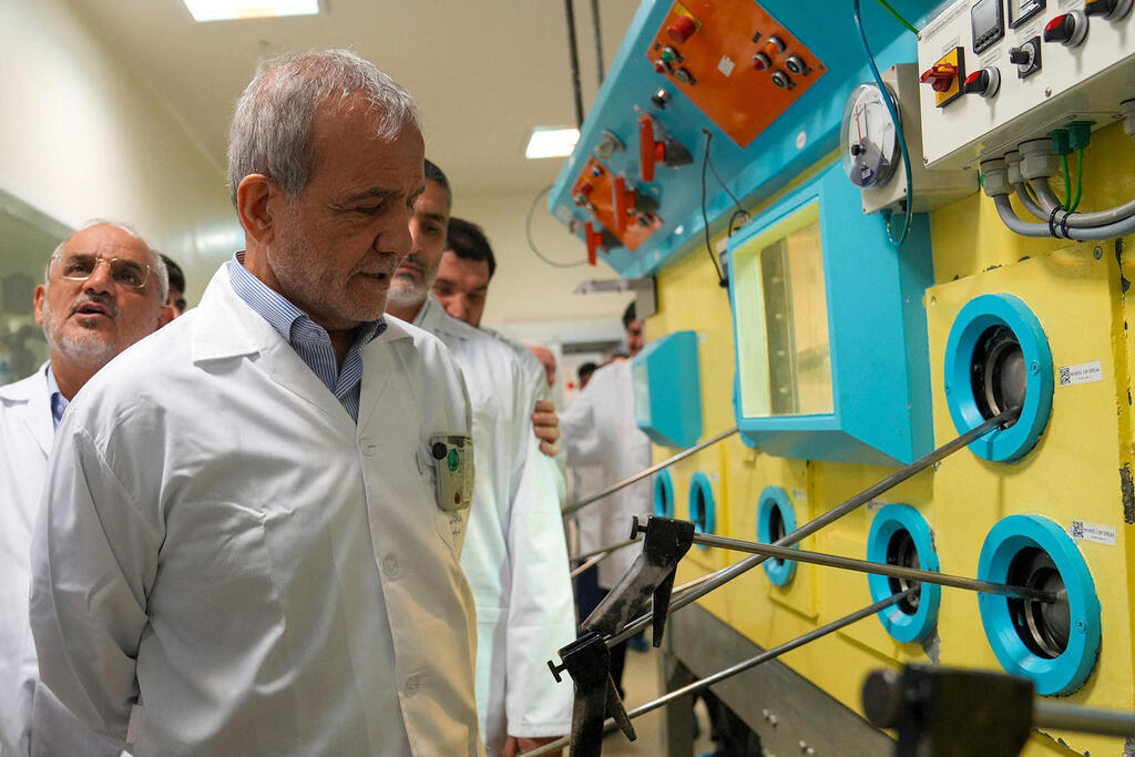 Iranian President Masoud Pezeshkian tours the Atomic Energy Organization of Iran (Photo: Handout / IRANIAN ATOMIC ORGANIZATION (IAEO) / AFP) / RESTRICTED TO EDITORIAL USE - MANDATORY CREDIT "AFP PHOTO / Iranian Atomic Organization (IAEO)" - HANDOUT) פזשכיאן מבקר בארגון לאנרגיה אטומית של איראן
