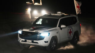 דיר אל בלח עזה רכבים הצלב האדום עם גופות חללים חטופים עושים את דרכם לישראל